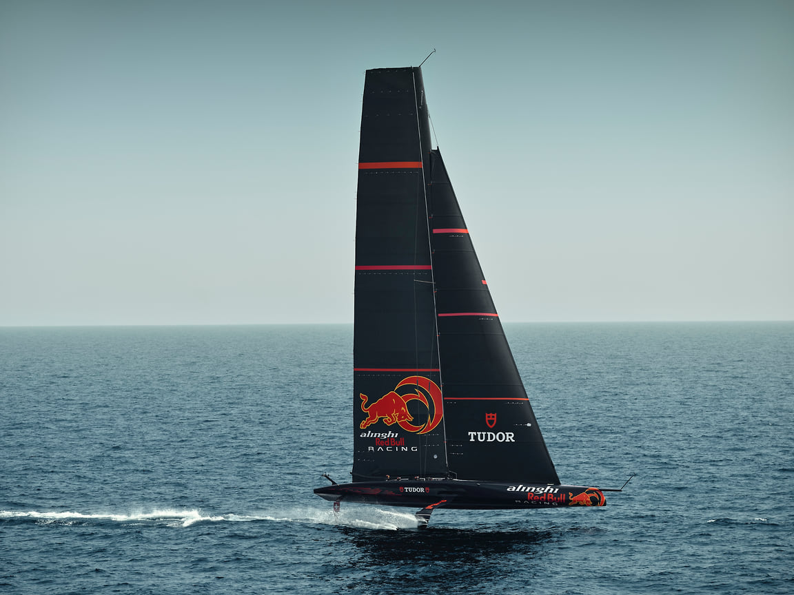 Яхта команды Alinghi Red Bull