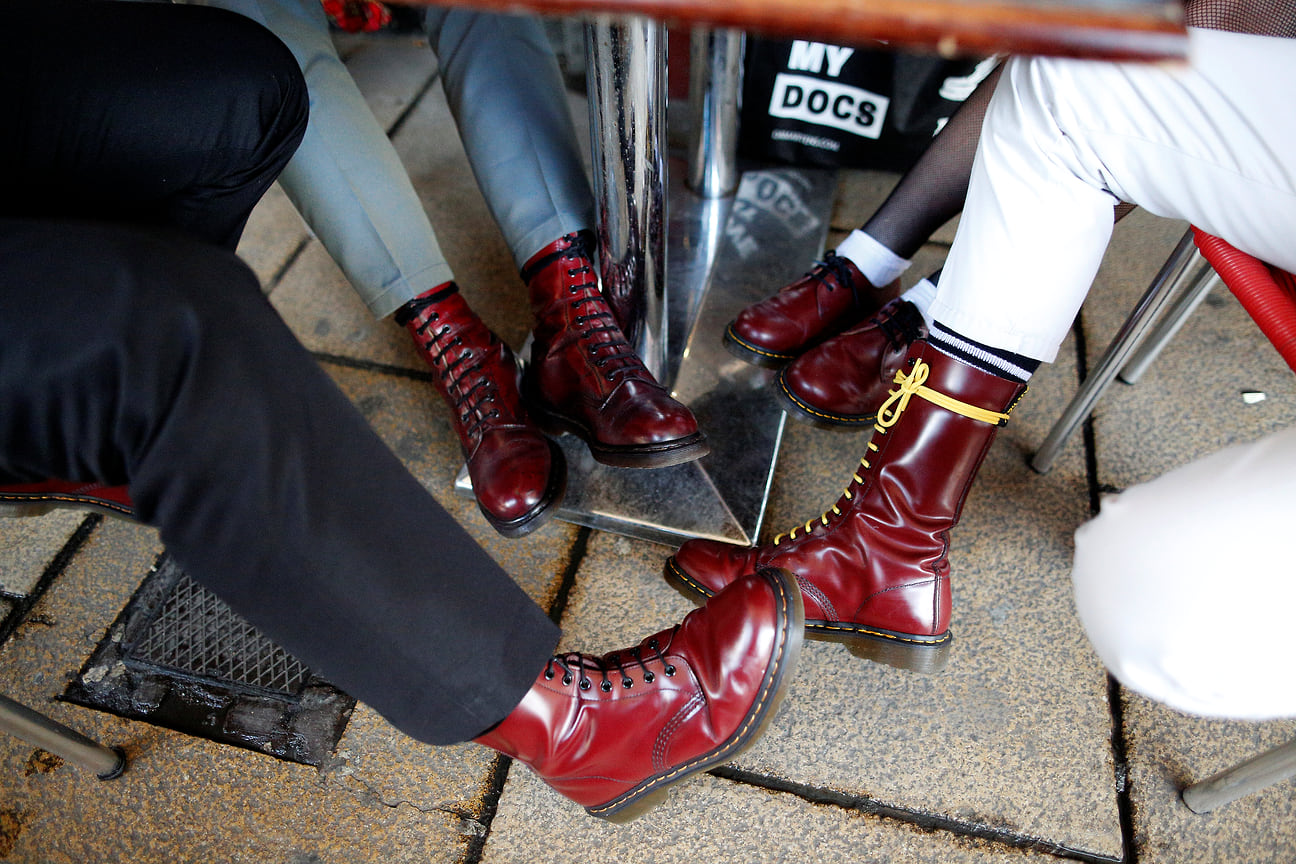 Различные фасоны обуви Dr. Martens на участниках Великого воссоединения скинхедов 07 июня 2015 года в Брайтоне, Англия