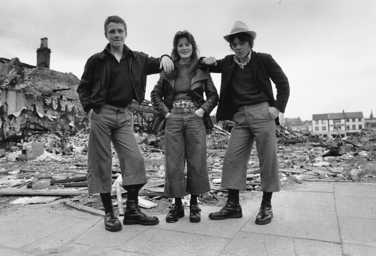 Подростки на развалинах рынка Смитфилд в Белфасте, Северная Ирландия, 1974 год