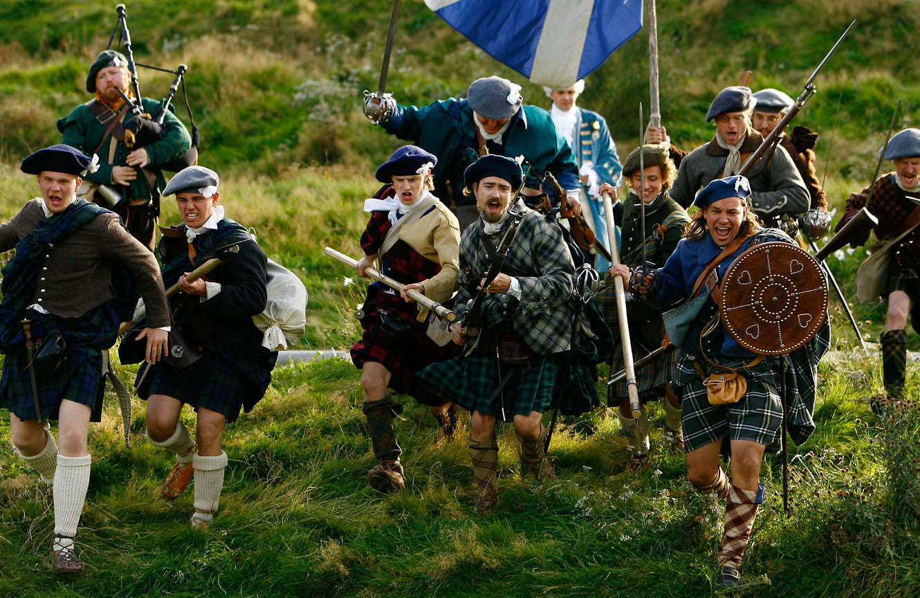 Эдинбург, энтузиасты якобитства в парадных костюмах горцев принимают участие в праздновании годовщины битвы при Престонпансе 1745 года, 2007 год