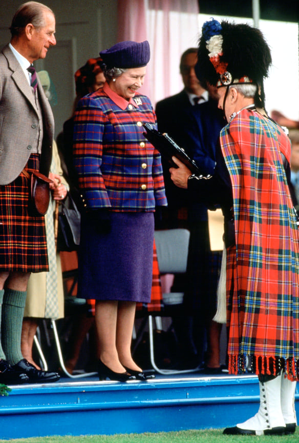 Принц Филипп и Королева Елизавета II принимают участие в Бремарских играх в Шотландии, 1994 год