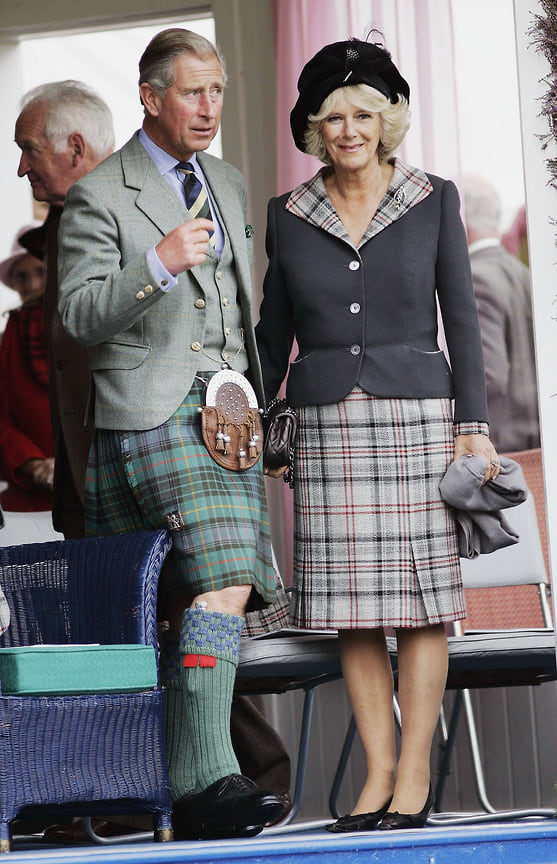 Принц Чарльз, принц Уэльский и Камилла, герцогиня Корнуоллская, в балморалском клетчатом костюме принимают участие в Бремарских играх, 2006 год