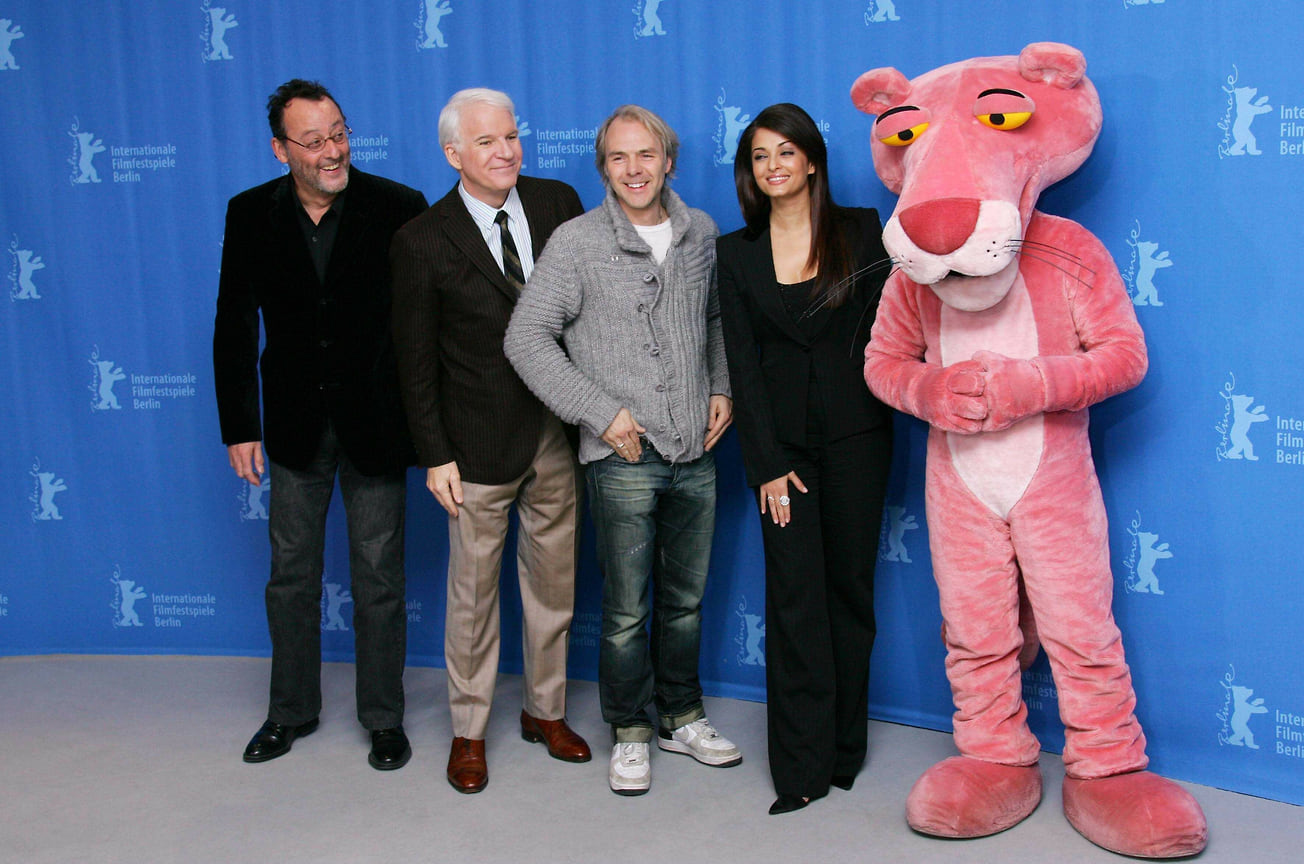 Слева направо: актеры Жан Рено, Стив Мартин, режиссер Харальд Цварт и Айшвария Рай  на фотосессии «Розовой пантеры 2» в рамках 59-го международного кинофестиваля Берлинале