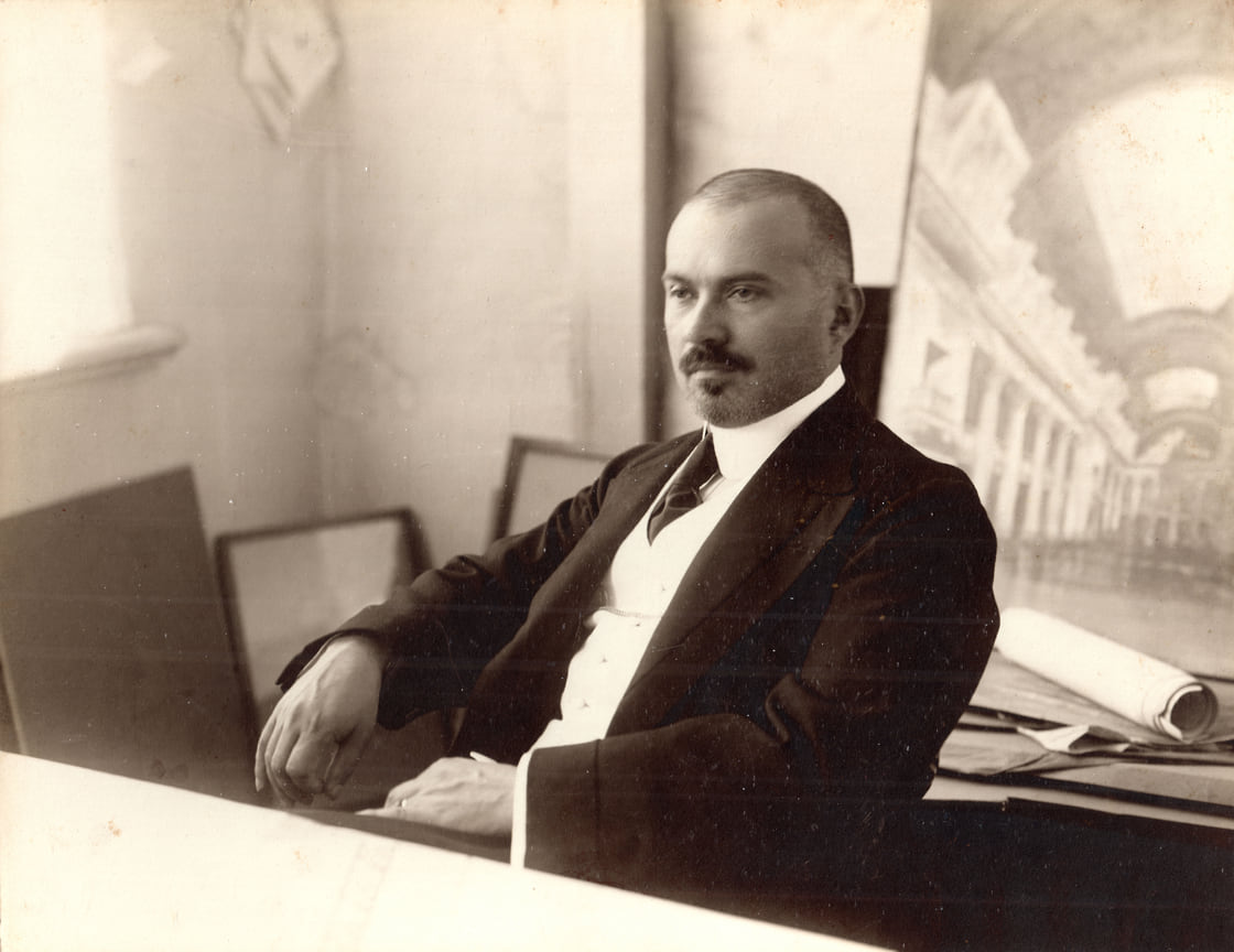 Алексей Щусев в мастерской на Казанском вокзале. 1914