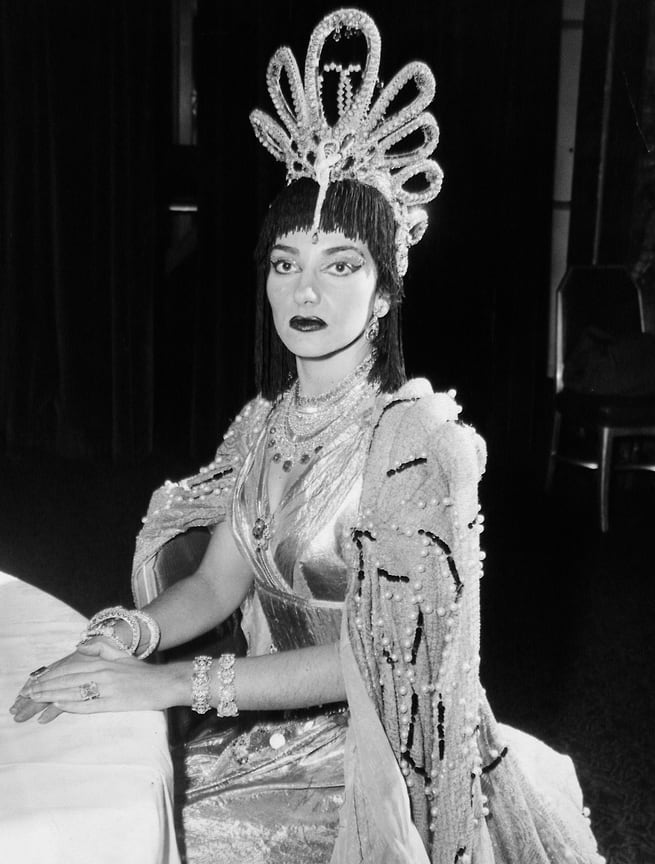 В образе египетской царицы Хатшепсут в украшениях Harry Winston на общую сумму в 3 млн. долларов на балу в отеле Уолдорф-Астория в Нью-Йорке, 1957.  Весь вечер Каллас сопровождала охрана
