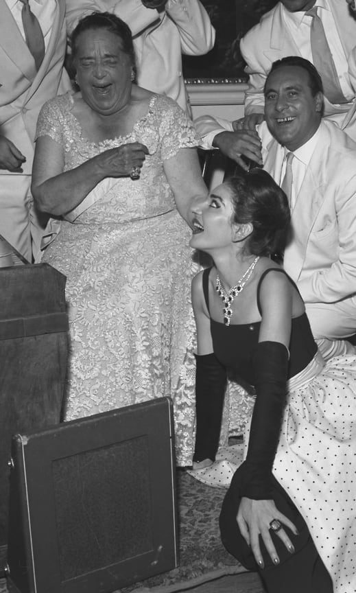Мария Калласа на вечеринке Эльзы Максвелл, в колье с изумрудами и бриллиантовых брошах Flame, Van Cleef &amp; Arpels

