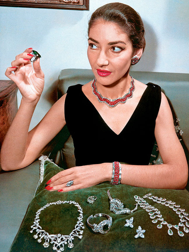 Мария Каллас у себя дома в Милане рассматривает украшения Cartier, 1957