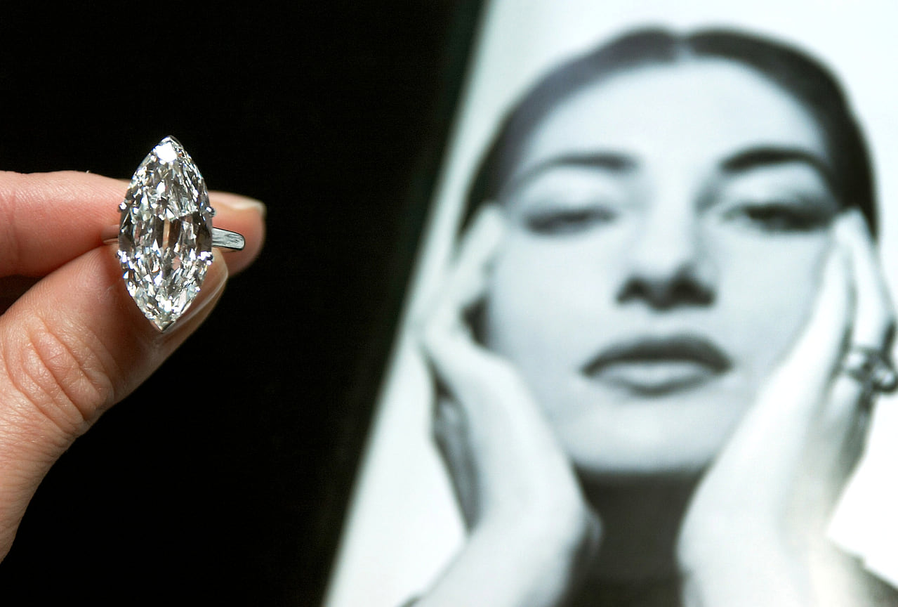 Сотрудник Sotheby&#39;s демонстрирует кольцо с бриллиантом в форме маркизы весом 11,7 карата, которые принадлежал Марии Каллас 