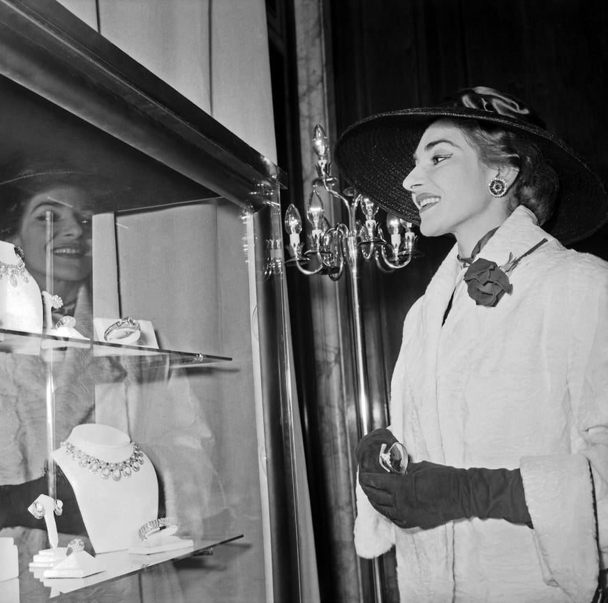 Мария Каллас рассматривает драгоценности в отеле Principe di Savoia в Милане, 1957