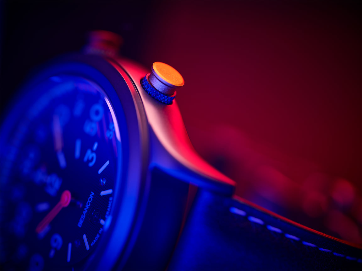 Часы TheTimeChanger с двумя механизмами SilMach, ретроградной минутной стрелкой. Возможность переключения функций, при которой минутная стрелка становится секундной, а часовая — минутной. Стальной корпус диаметром 42 мм и толщиной 11 мм, сапфировое стекло, вес 64 г
