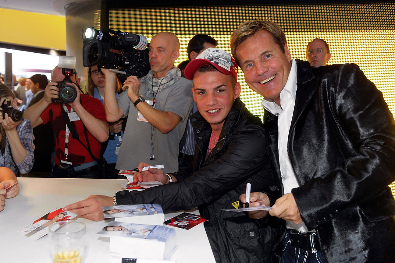 Дитер Болен (справа) и певец Пьетро Ломбарди (слева) во время автограф-сессии на автосалоне во Франкфурте, 2011 год