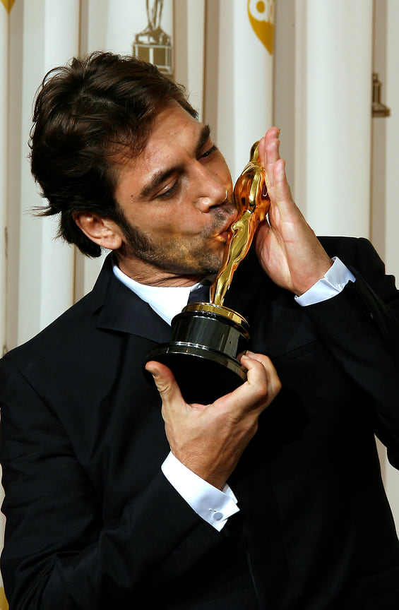 Актер Хавьер Бардем, лауреат премии «Лучший актер второго плана» за фильм «Старикам здесь не место», позирует в зале для прессы во время 80-й ежегодной церемонии вручения премии «Оскар» (2008)