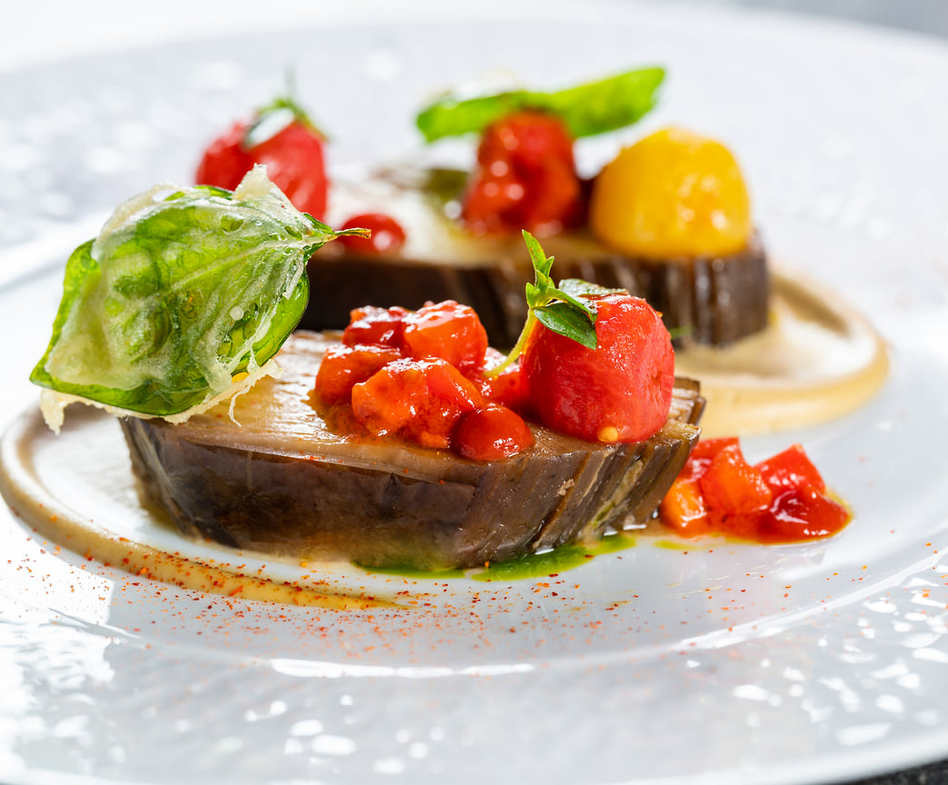 Стейк-мильфей из баклажана с кондиментом из свежих и вяленых томатов, баклажановой икрой и базиликом в темпуре