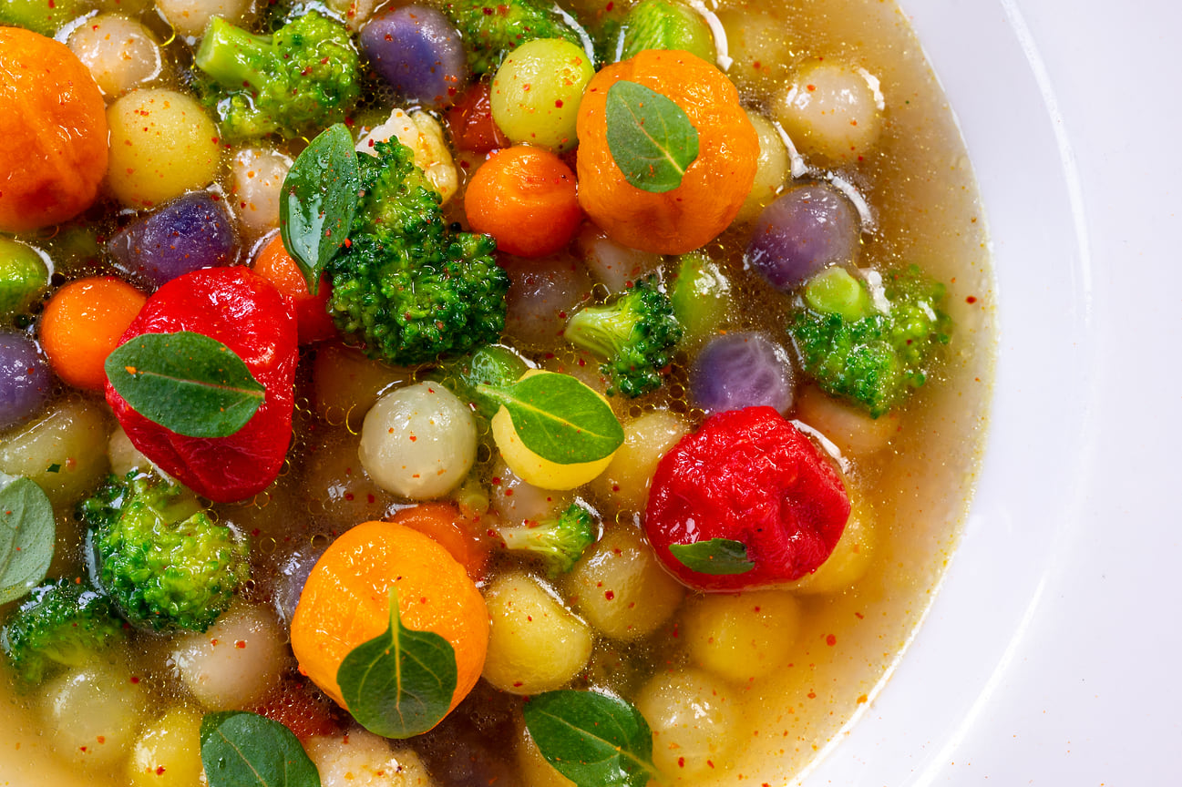 Перлинестроне – суп на богатом овощном бульоне с жемчугом из овощей, томатами-черри конфи и песто из весенней черемши 