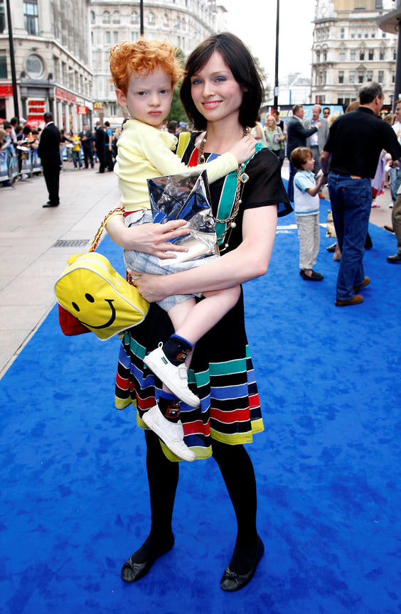 Софи Эллис Бекстор с сыном на премьере фильма «ВАЛЛ-И» (2008)