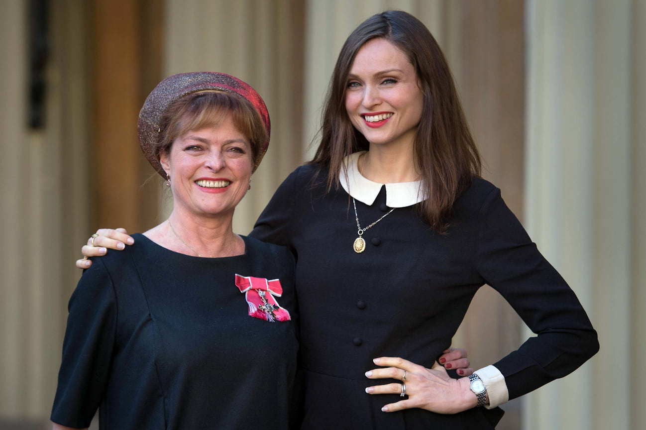 Бывшая ведущая программы Blue Peter Джанет Эллис со своей дочерью Софи Эллис Бекстор после получения степени магистра искусств от герцога Кембриджского в Букингемском дворце (2016)