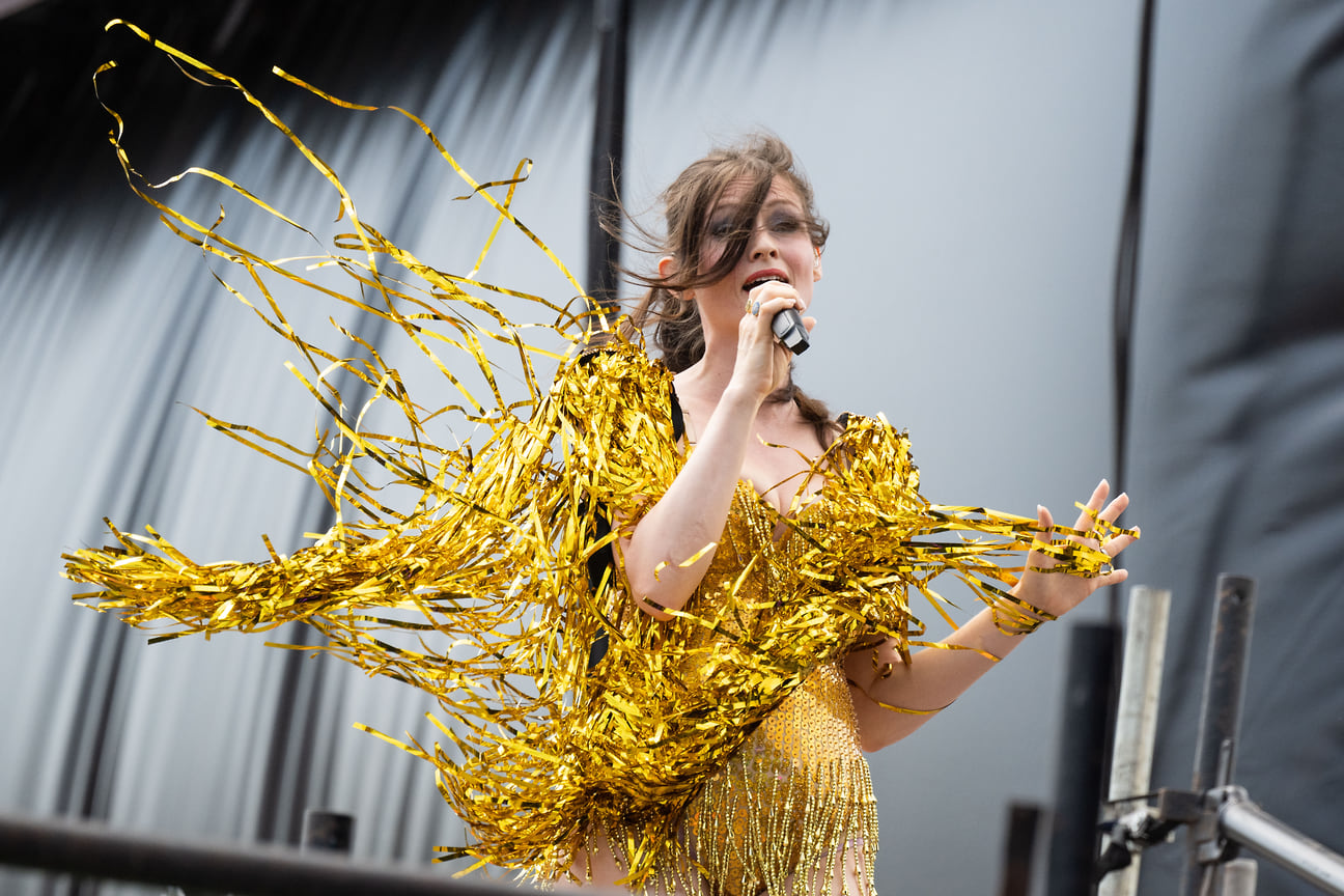 Софи Эллис Бекстор выступает на сцене Pyramid на фестивале Glastonbury Festival (2023)