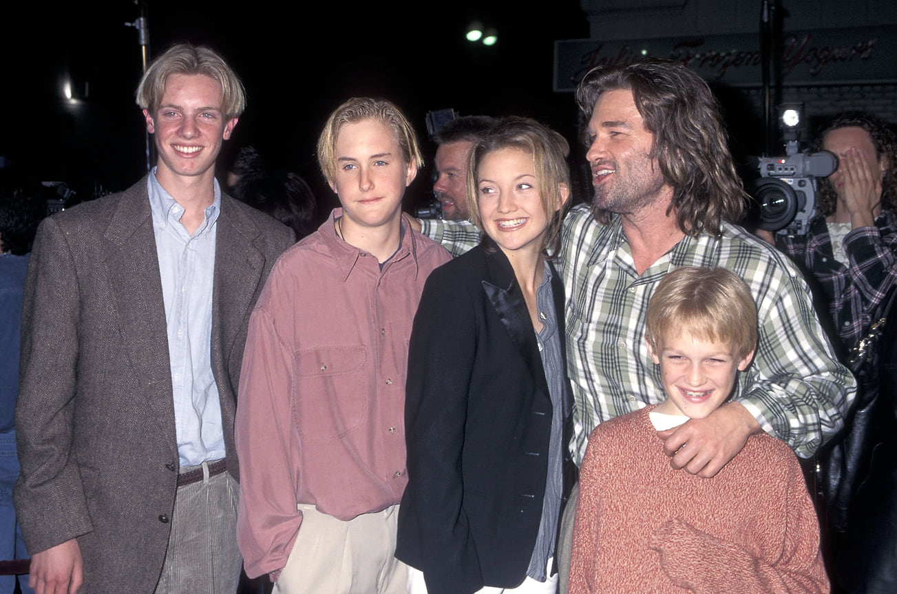 Воспитанием Кейт Хадсон занималась ее мать Голди Хоун. Позже отчимом актрисы стал актер Курт Расселл, которого Хадсон и считает своим истинным отцом. На фото: Курт Рассел (второй справа), его сын Бостон Рассел (второй слева), падчерица Кейт Хадсон и сын Уайатт Рассел (справа), 1996 год