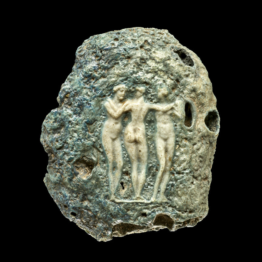 Древняя стеклянная камея с тремя грациями, Рим, конец 1 века до н.э.–1 век н.э.