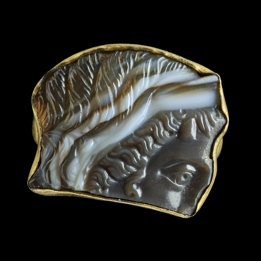 Фрагмент камеи из оникса с окантовкой на современной римской золотой оправе, 1 век до н.э.–1 век н.э. 