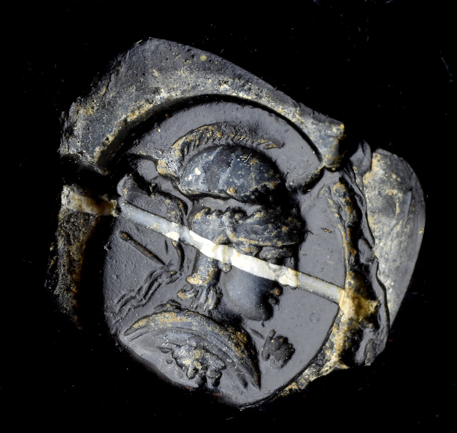 Камея с профилем Минервы или Афины из черного стекла с белой полосой, римская, 1 в. до н. э.-1 в. н.э. 