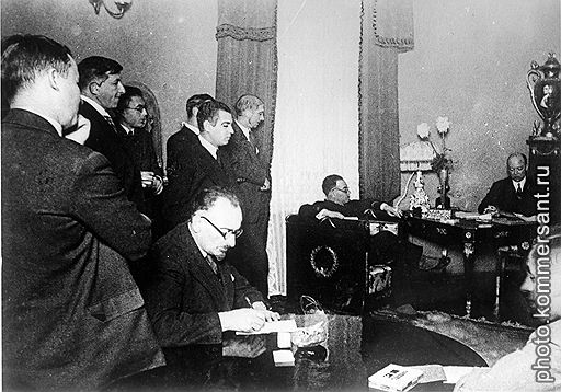 Американский посол в Москве Буллит проводил брифинги по потребности, а советские чиновники -- по обязанности