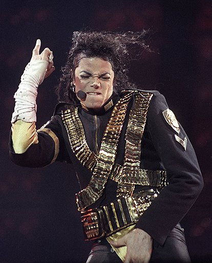 Смерть помешала Майклу Джексону вернуться на сцену, но вернула ему лидерство в хит-парадах