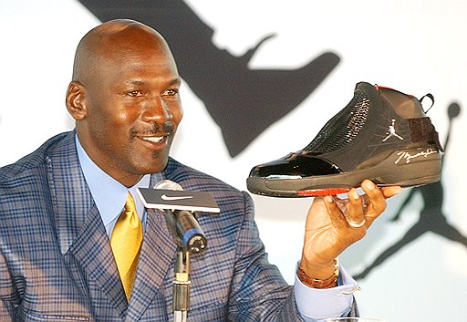 Ради многомиллионных выплат от фирмы Nike баскетболисту Майклу Джордану пришлось забросить в мусорную корзину свои любимые кроссовки Adidas