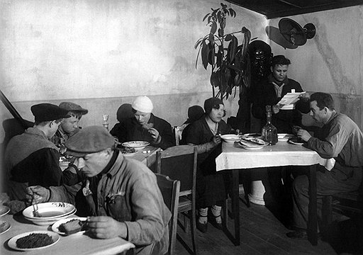 Только в закрытых для широкой публики советских столовых на столах открыто стояли хлеб и квас