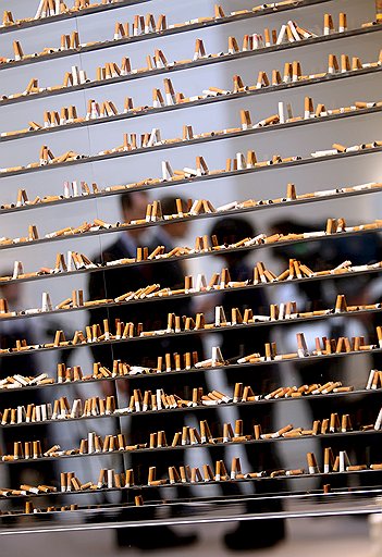 Поскольку рекламу сигарет в скором времени могут запретить, табачникам остается надеяться лишь на то, что их продукция будет продолжать вдохновлять известных художников (на фото — инсталляция Дэмиена Хёрста «Пропасть»)