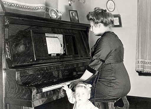 В начале XX века американские композиторы увидели замечательный механизм обогащения в продаже прав на пьесы для механического пианино