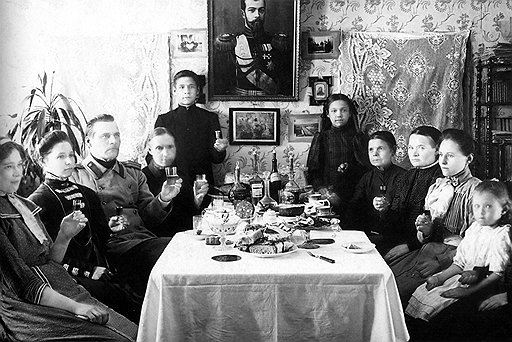 Заботами государя-императора Николая II торговля крепкими напитками после долгого перерыва стала государственной монополией