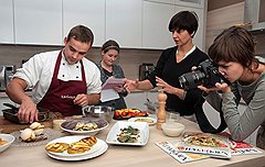 Приличный кулинарный журнал сегодня готовится не только в редакции, но и на собственной кухне