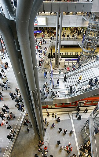 Гигантскую стоимость проектов РЖД объясняет тем, что российские вокзалы должны приблизиться к лучшим западным образцам вокзального искусства, например таким, как в Берлине