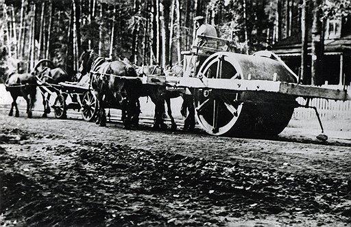 К моменту появления прогрессивной дорожной техники шоссейные дороги уже считались безнадежно устаревшими по сравнению с железными