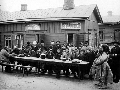 Немногочисленные русские переселенцы не могли удовлетворить спрос на множество рабочих рук, в которых нуждались дальневосточные земли империи