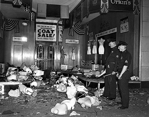 Погромы во время гарлемского бунта 1935 года показали, что квартирный вопрос плохо влиял на людей не только в Москве