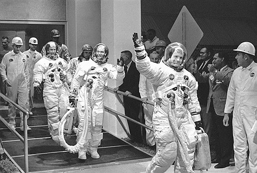 После полета на Луну экипаж Нила Армстронга добился вполне земных благ 