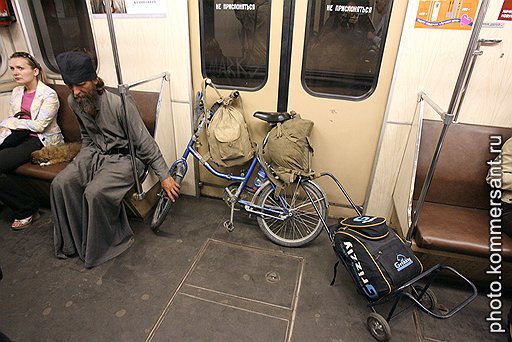 Сегодня зайти в метро с велосипедом можно, только если ни у кого не спрашивать благословения