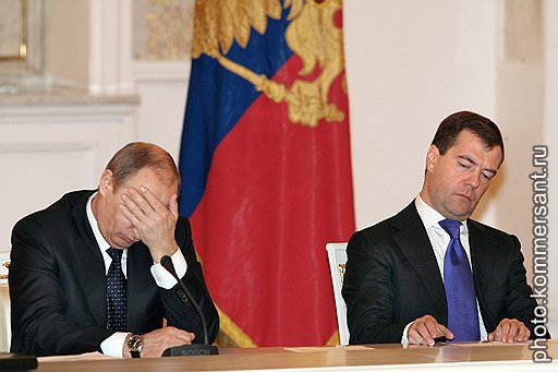 И президент Дмитрий Медведев, и премьер Владимир Путин (слева) вряд ли не понимают, что их возможности зависят от капризов мирового рынка нефти, который от них не зависит
