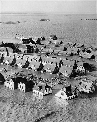 Только после затопления нескольких городов в Голландии началось выделение средств на строительство дамбы, отделяющей залив Зейдерзее от Северного моря 