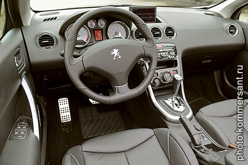 Панель приборов — как в обычном Peugeot 308, за исключением нескольких деталей 