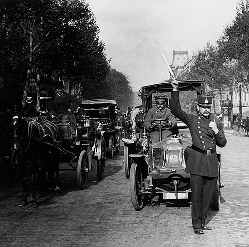Французская полиция могла регулировать движение на дорогах, но не могла догнать налетчиков, мчащихся на автомобиле 