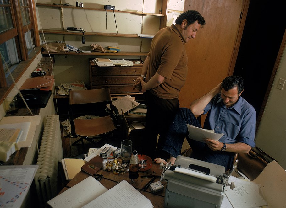 Клиффорд Ирвинг (справа) и Ричард Саскинд, написавшие в 70-е годы фальшивую биографию миллиардера Говарда Хьюза, считаются основоположниками жанра биографической мистификации