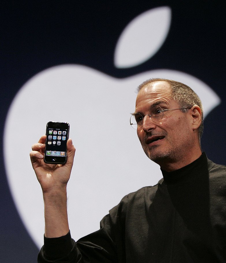 9 января на конференции MacWorld Expo Стив Джобс анонсировал первый мобильный телефон от Apple 