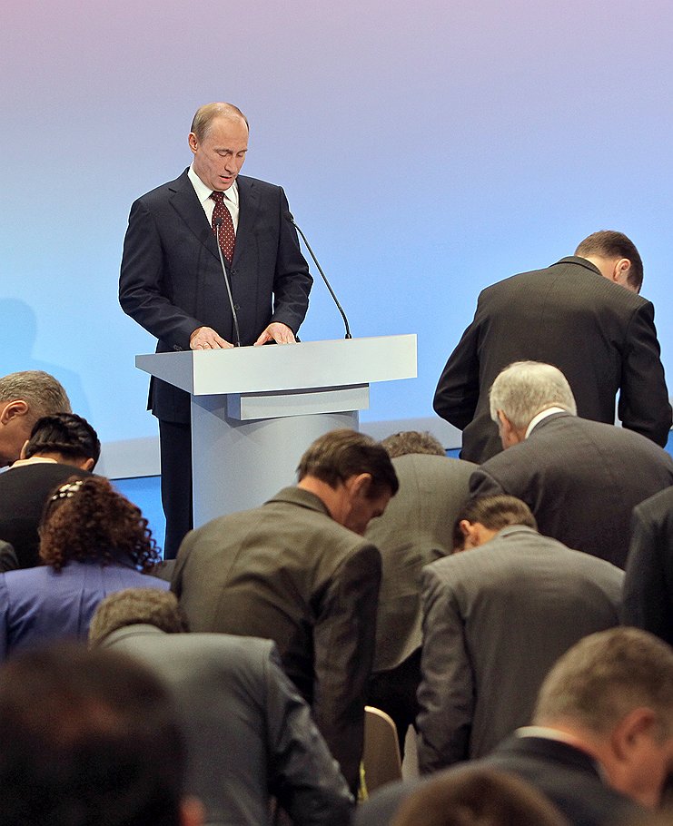 На 13-м году правления Владимиру Путину придется отвыкать от безусловного поклонения 