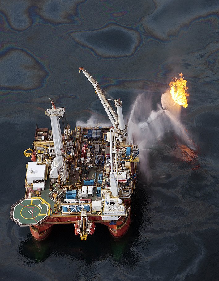 20 апреля в Мексиканском заливе произошел взрыв на нефтедобывающей платформе компании British Petroleum. Погибли 11 человек, на поверхности залива образовалось нефтяное пятно площадью 75 тыс. кв. км 