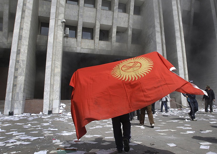 7 апреля произошла вторая киргизская революция: президент Бакиев был смещен, к власти пришло временное правительство во главе с Розой Отунбаевой 