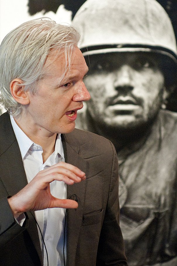 20 августа в Швеции был выдан ордер на арест Джулиана Ассанжа, основателя WikiLeaks, подозревавшегося в сексуальных домогательствах и изнасиловании 
