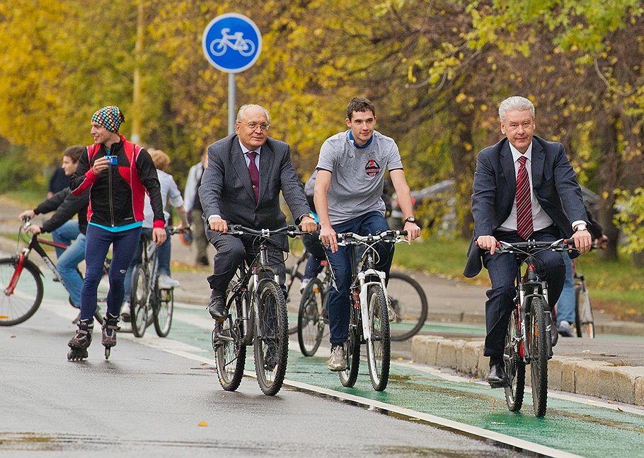 В качестве альтернативы дорогам и автомобилям мэр Собянин (впереди) предлагает москвичам велосипедные дорожки и велосипеды 